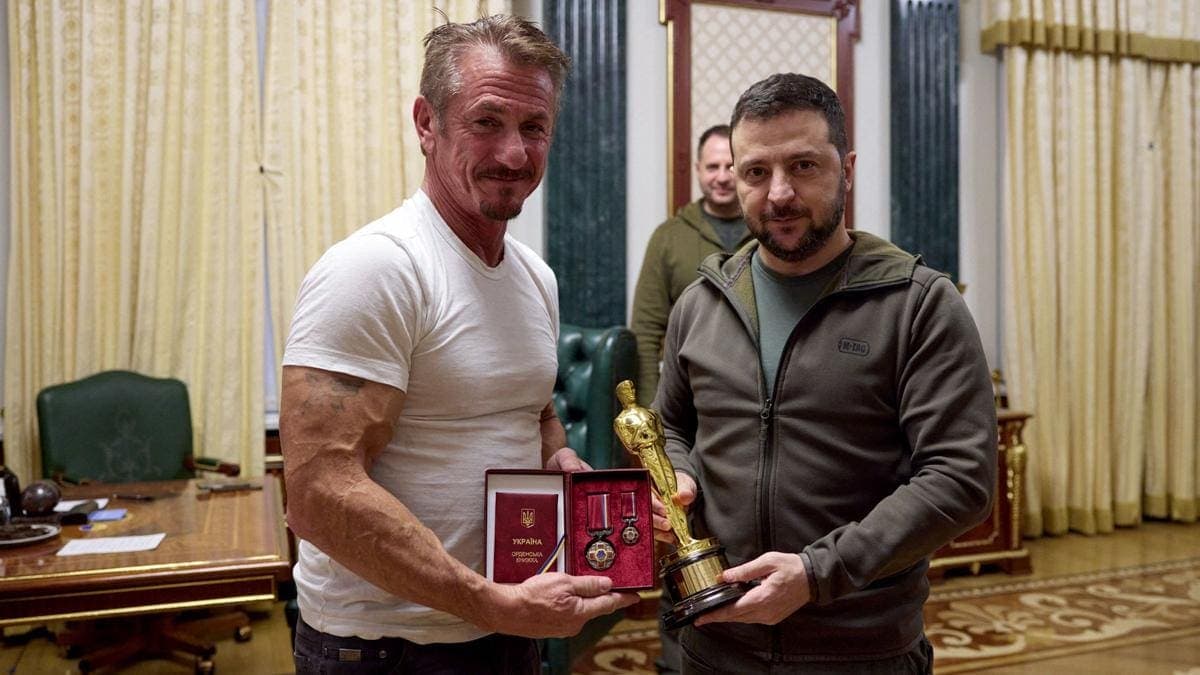 VIDEO: Sean Penn le 'presta' su Oscar a Zelensky hasta que logre la victoria ante Rusia