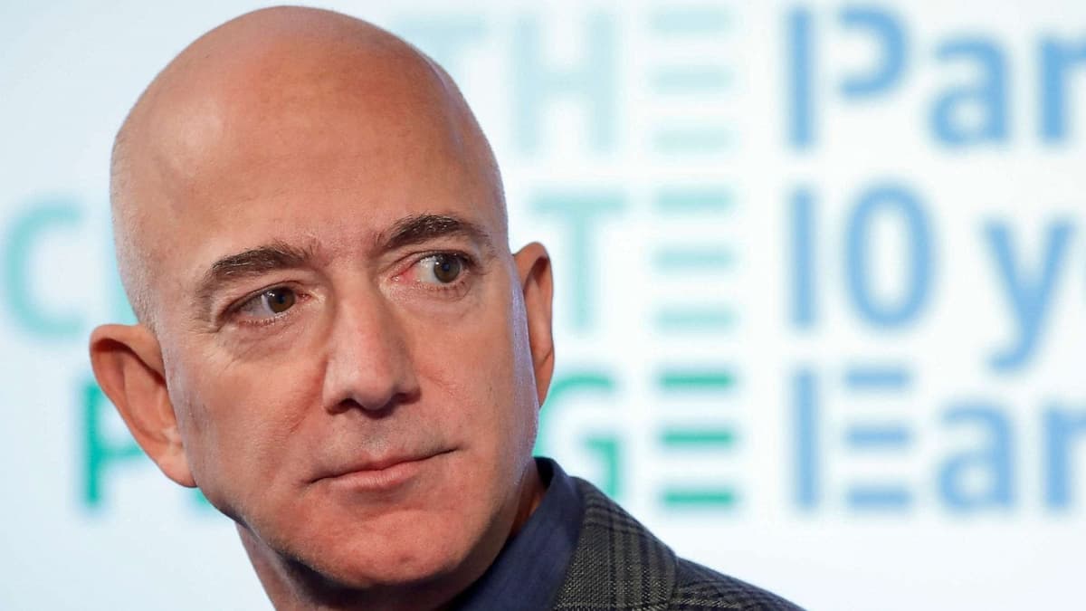 Exempleada de Jeff Bezos lo acusa de obligarla a trabajar 14 horas sin descanso