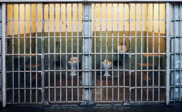 ¡Sádicos! Detienen a 4 hombres que drogaban a sus esposas para así "intercambiarlas"