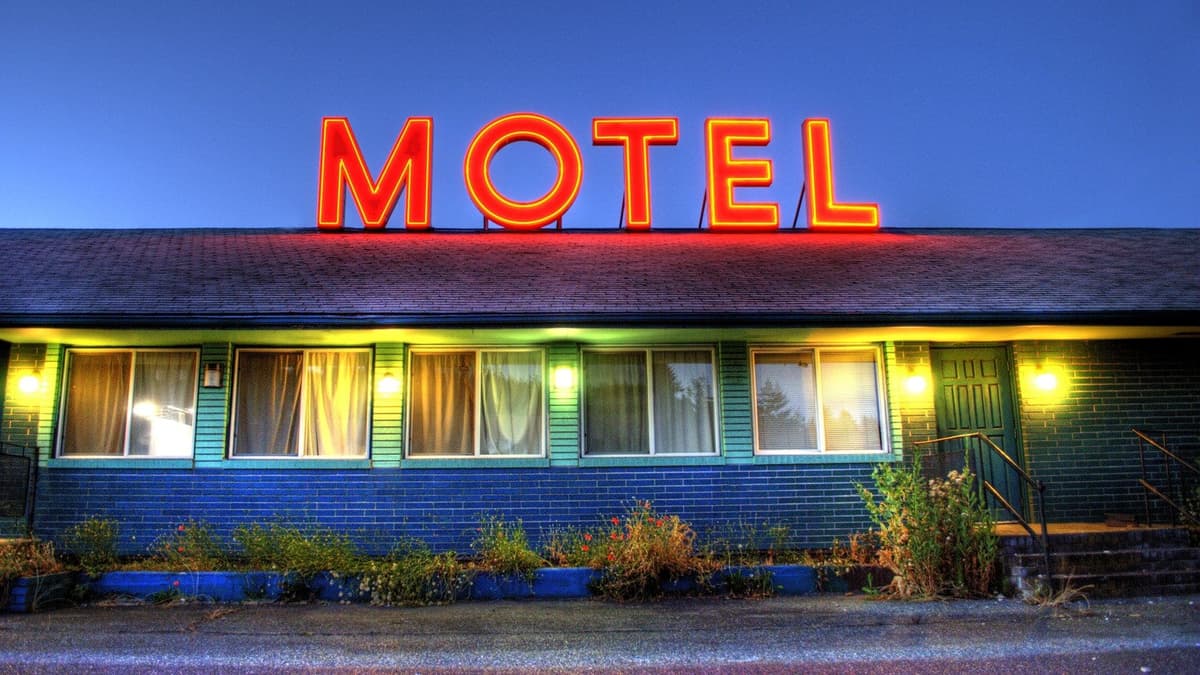 Motel amenaza a pareja por llevarse una sábana y una almohada