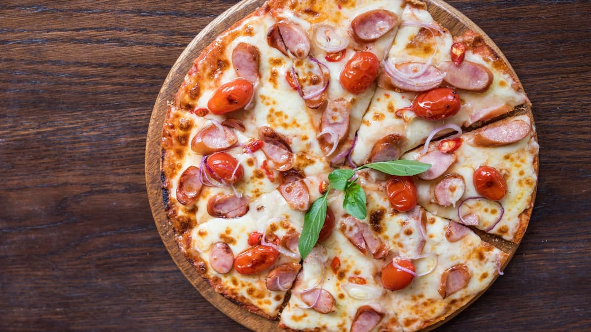 Joven recibe pizza como aguinaldo y le dicen que "debería estar agradecido"