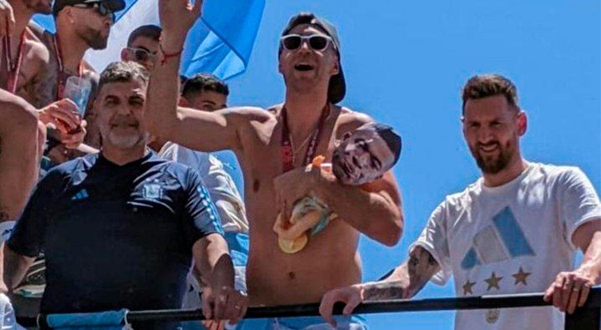 Captan a Emiliano 'Dibu' Martínez cargando un muñeco con la cara de Mbappé