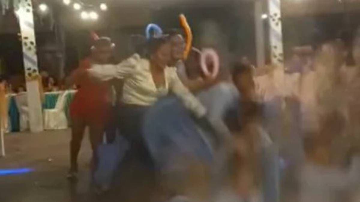 VIDEO: Socavón aparece y se traga a varios estudiantes que celebraban su graduación