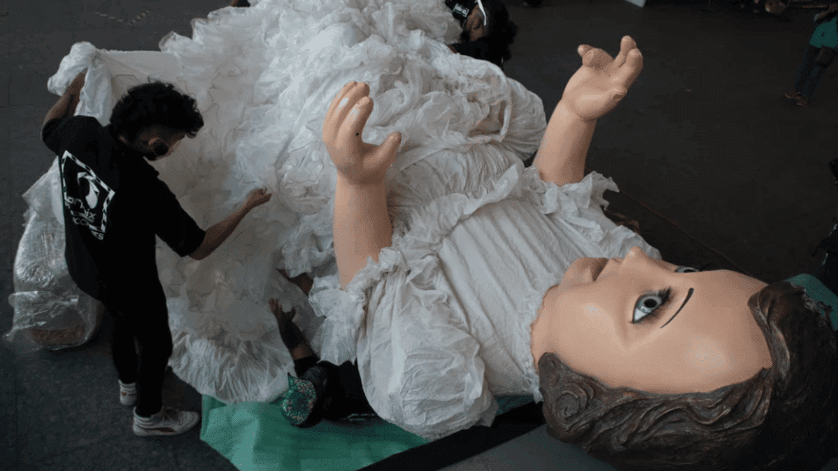 Artesanos colocan en CDMX un Niño Dios gigante