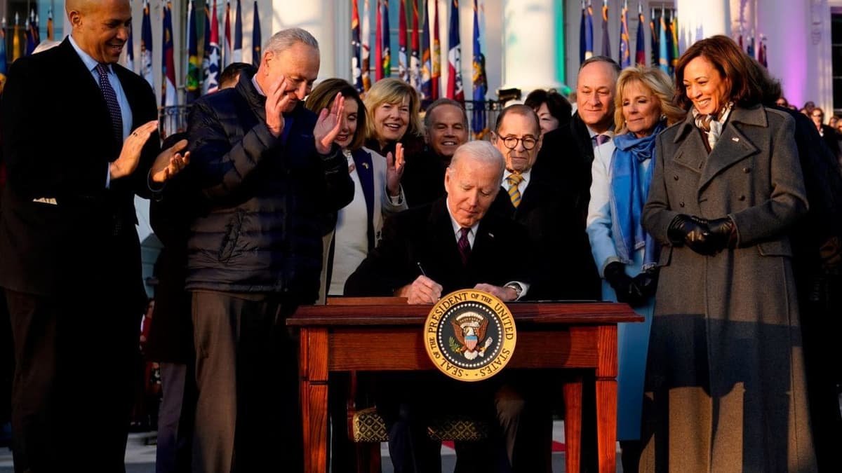 Biden firma ley que protege matrimonio igualitario en EEUU