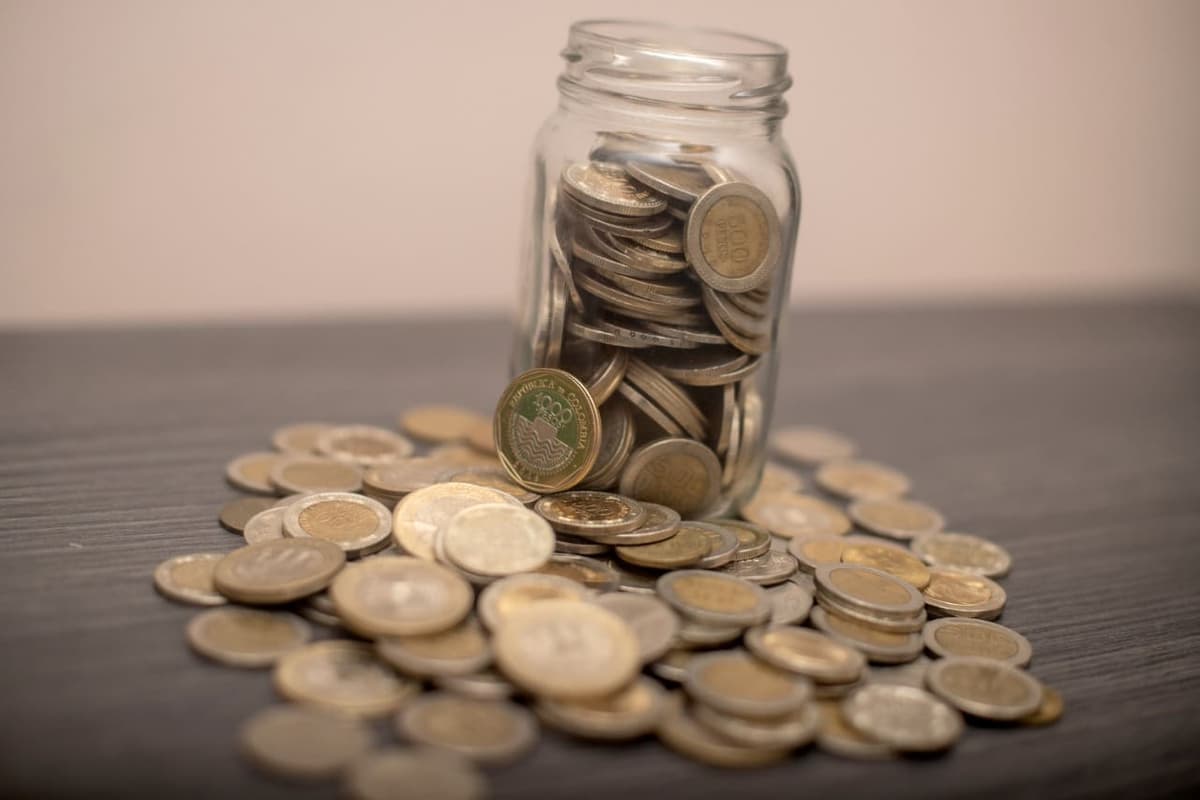 Médicos hallan más de 200 monedas en el estómago de un hombre