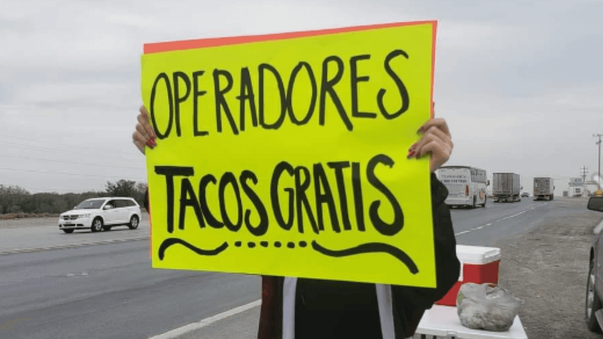 Jóvenes regalan tacos a los transportistas en Tamaulipas en vísperas de Año Nuevo