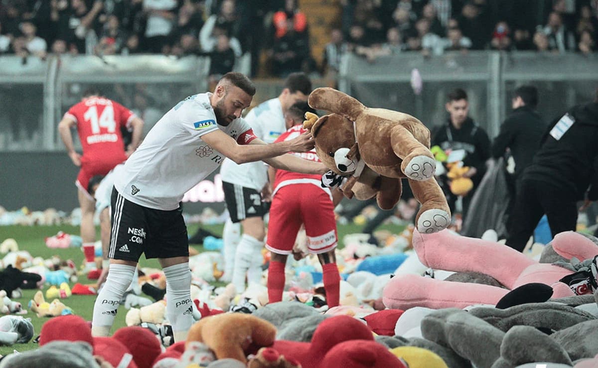 VIDEO: Interrumpen partido en Turquía con "lluvia de peluches" para los niños afectados tras el terremoto