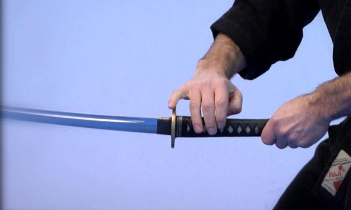Padre asesina a su hijo tras intentar 'asustarlo' con una katana para que estudiara