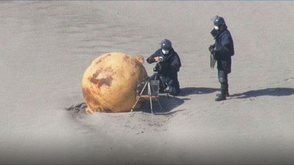 VIDEO: Investigan enorme "bola de metal" que apareció en una playa de Japón