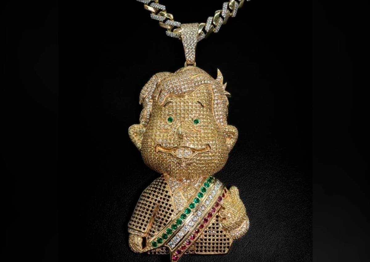 VIDEO: Joyería ofrece dije de oro con la figura de AMLO