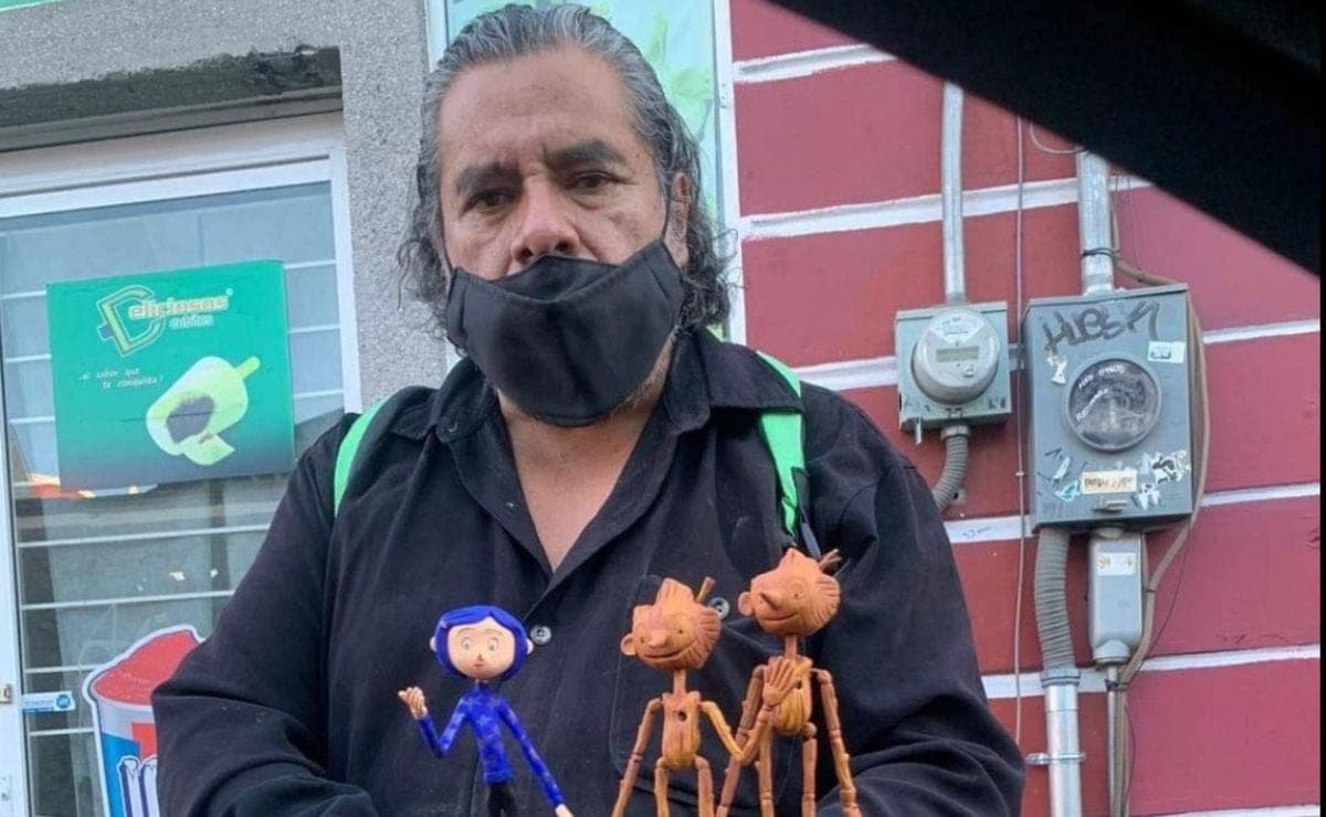 Artesano crea figuras de 'Pinocho' y las vende en el Centro Histórico de Puebla