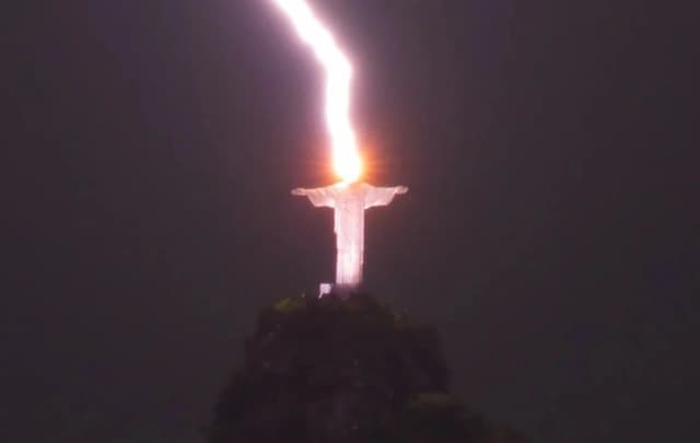 Impresionante: Cristo Redentor en Río de Janeiro fue alcanzado por un rayo durante una tormenta