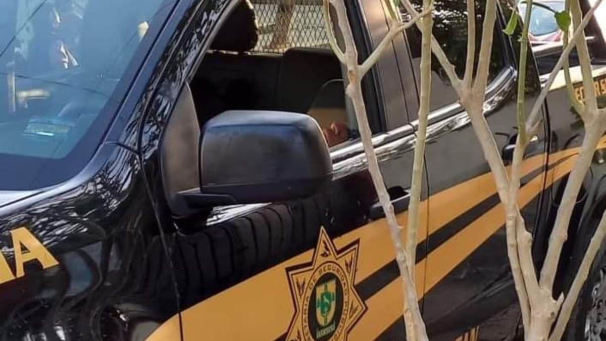 Denuncian a policías durmiendo afuera de una escuela en Yucatán