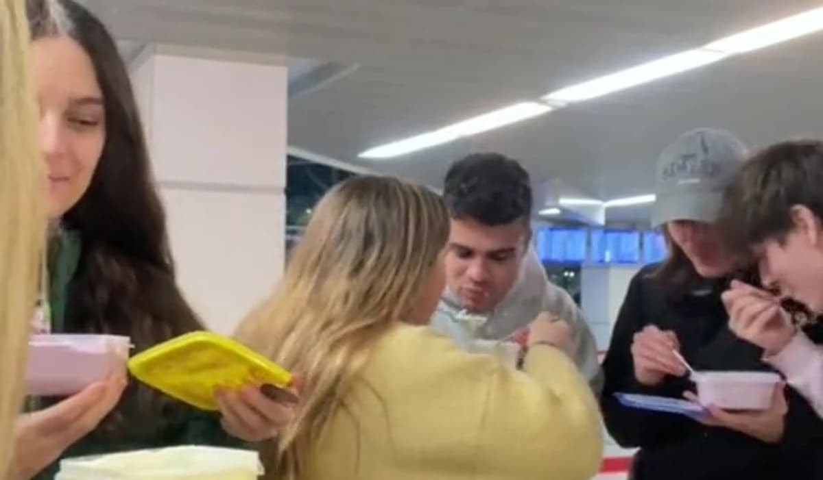 VIDEO: Jóvenes comen 10 kilos de comida para poder pasar su equipaje en el aeropuerto