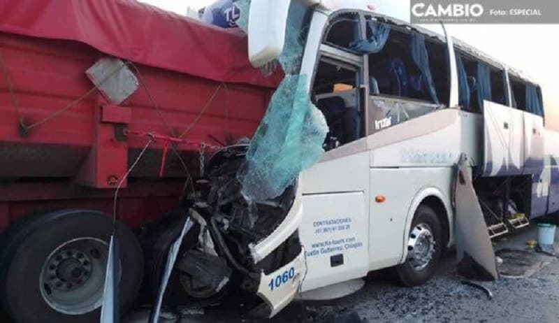 Choque entre autobús de pasajeros y tráiler deja 16 lesionados
