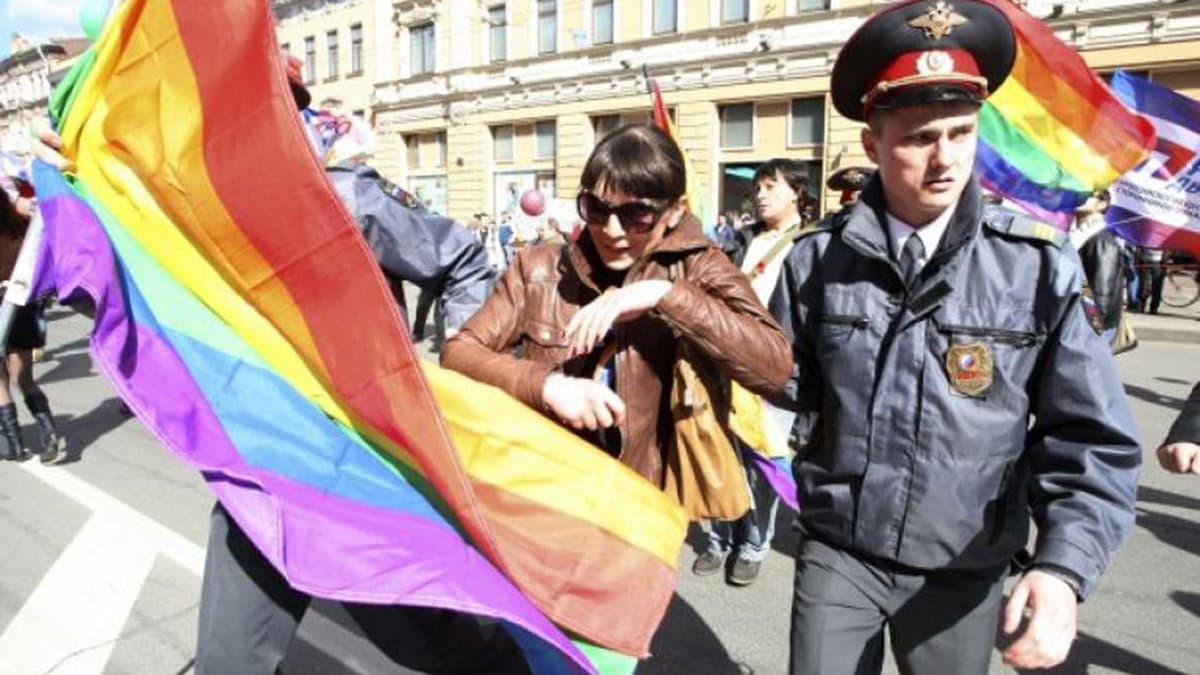 Detienen a pareja gay por 'promover' la homosexualidad e ir contra leyes anti-LGBT en Rusia