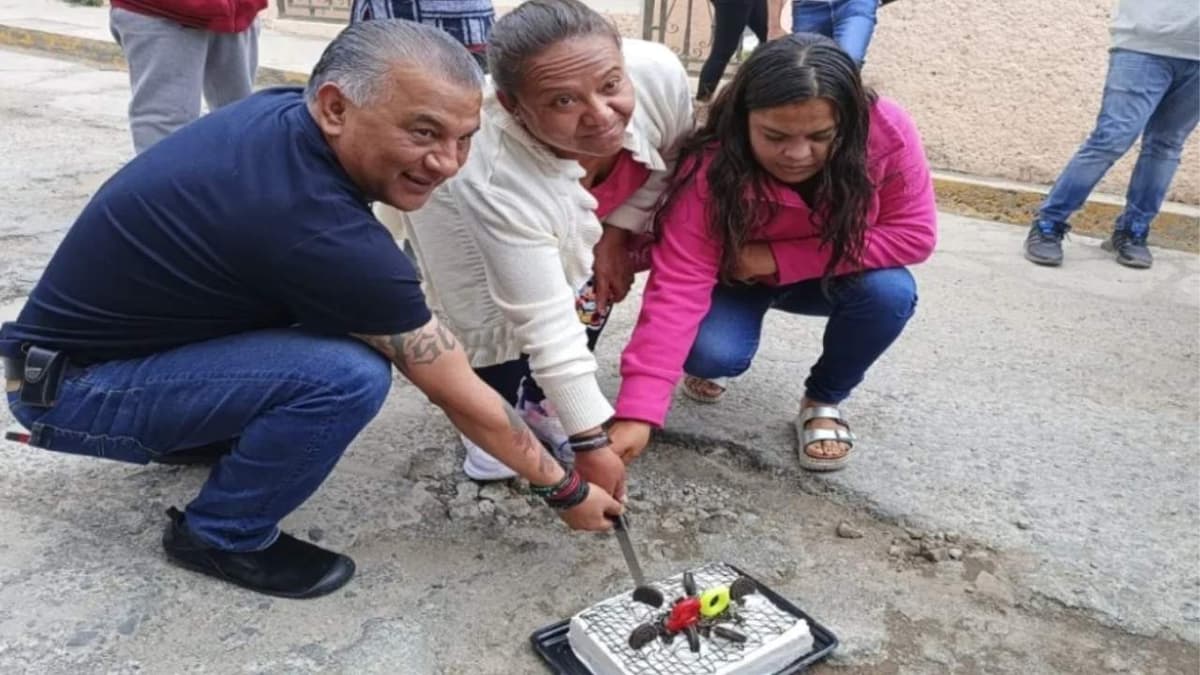 VIDEO: Celebran en Pachuca el ‘cumpleaños’ número 20 de un bache con todo y pastel