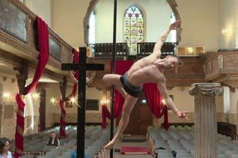 Sacerdote organiza pole dance en su iglesia y recibe amenazas de muerte