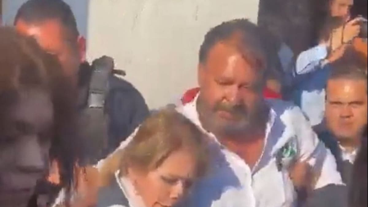 VIDEO: Atacan con jitomates a alcalde municipal en Michoacán