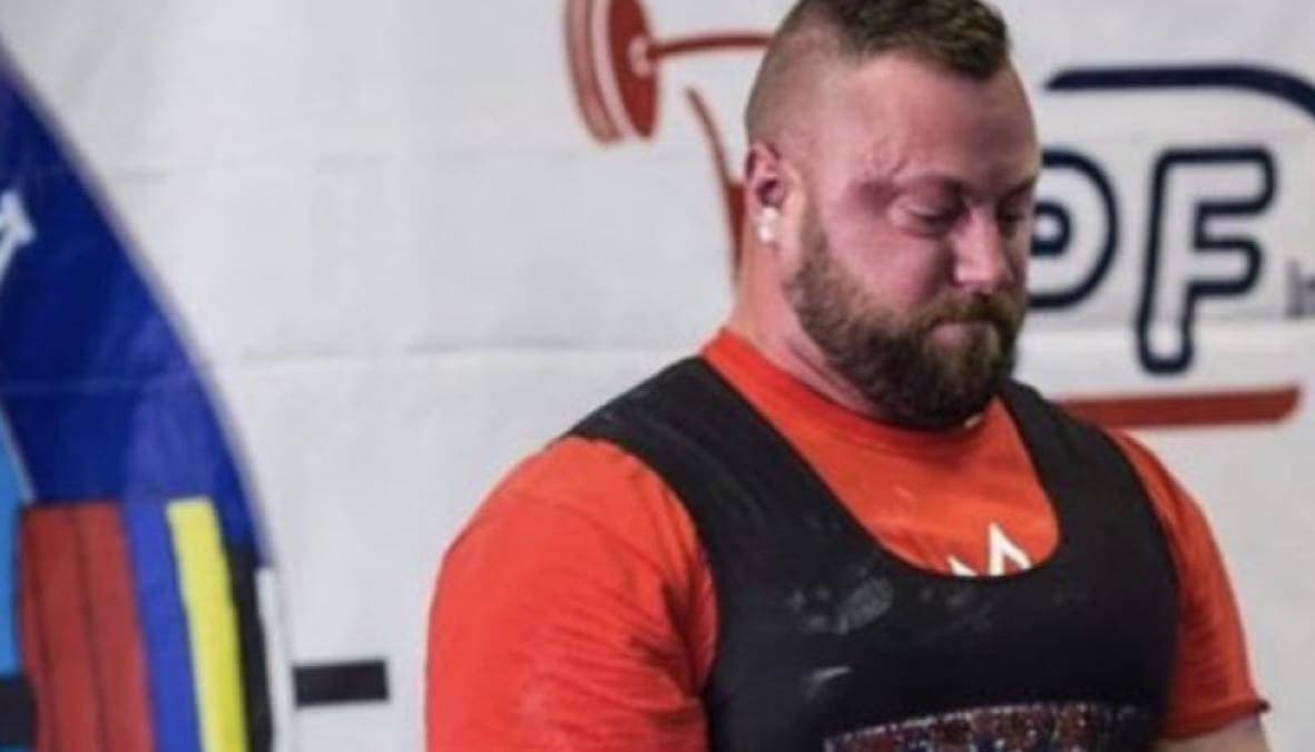 Levantador de pesas masculino bate el récord femenino para "burlarse" de las políticas transgénero