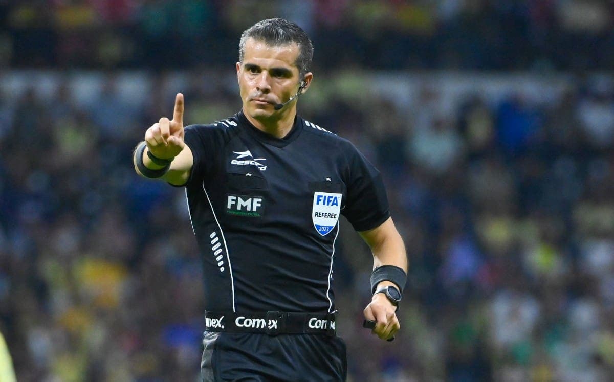 VIDEO: Árbitro Fernando Hernández da rodillazo a jugador de León en partido ante América 