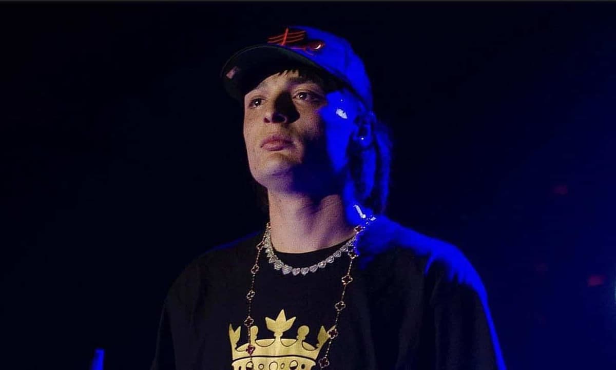 Niño de 11 años se quita la vida porque sus papás le prohibieron escuchar a Peso Pluma