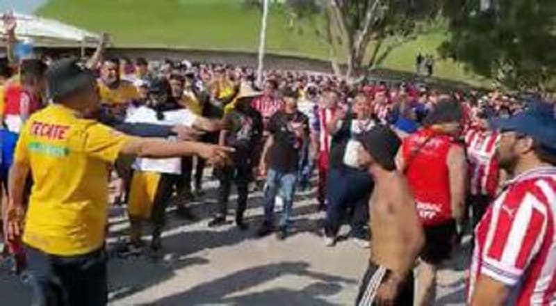Video: Aficionados de Chivas y Tigres protagonizan batalla campal previo a la Final de la Liga MX