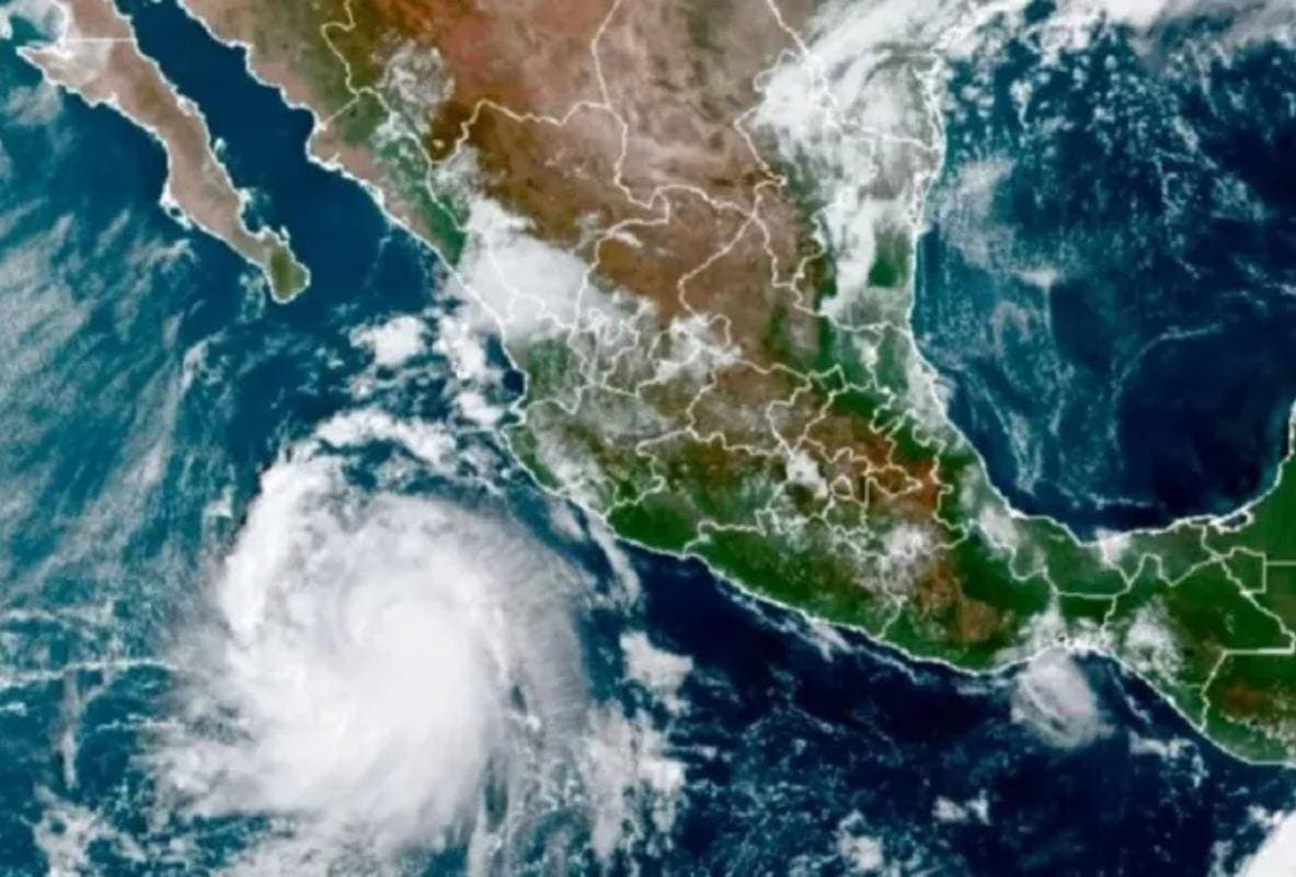 'Adrián' se fortalece y avanza a huracán categoría 1