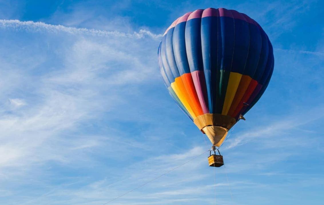Hombre muere al explotar globo aerostático en el que viajaba
