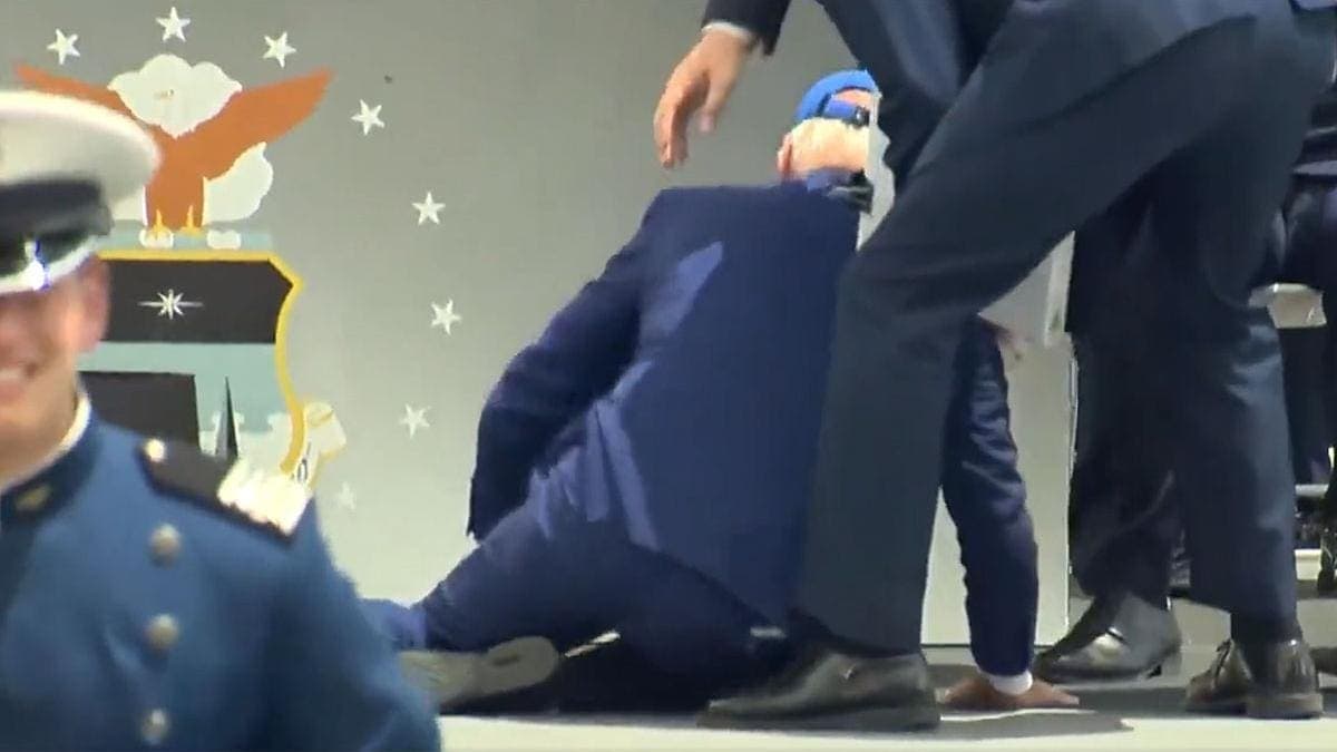 VIDEO: Biden sufre caída durante acto de graduación de la Fuerza Aérea de EEUU