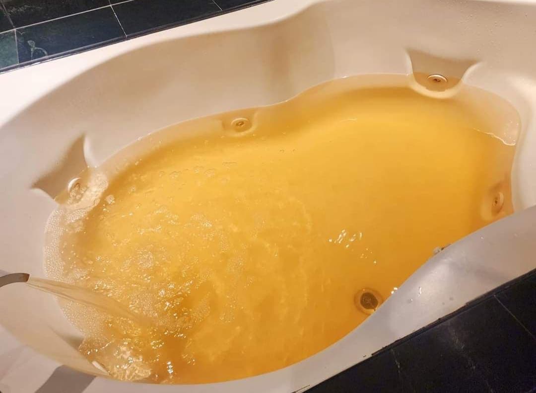 Denuncian que en el lujoso hotel Occidental Xcaret sale el agua amarilla