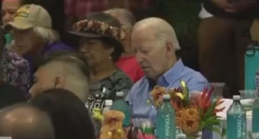 Video: Biden visita Hawái y se queda dormido en plena reunión con víctimas de los incendios
