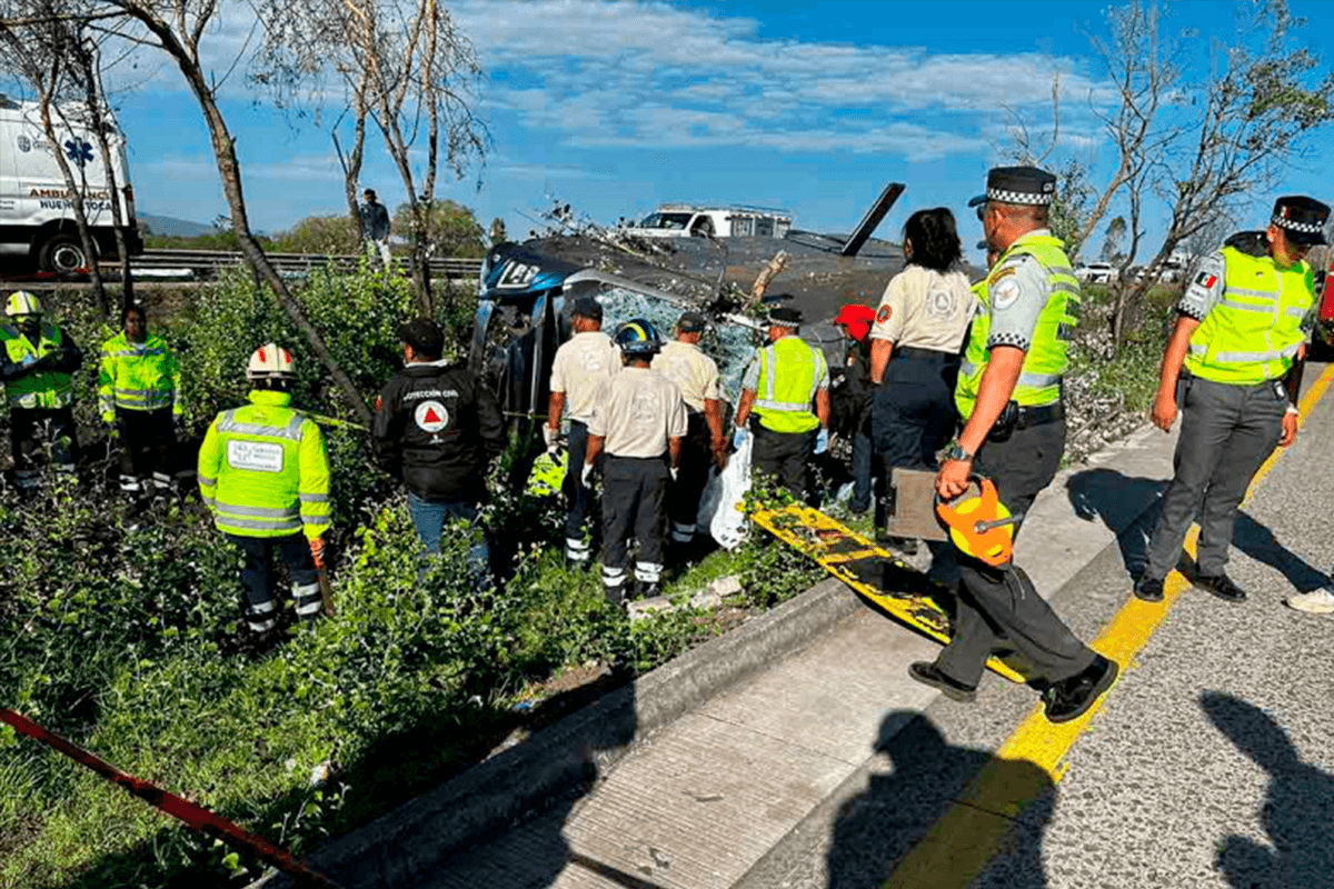 Accidente en la México-Querétaro: Camión vuelca y deja 7 muertos y 13 heridos