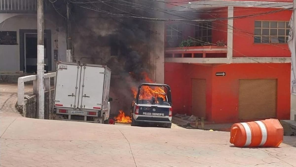 VIDEO: Incendian casa del alcalde de Zacualtipán, Hidalgo tras muerte de abuelito a manos de policías