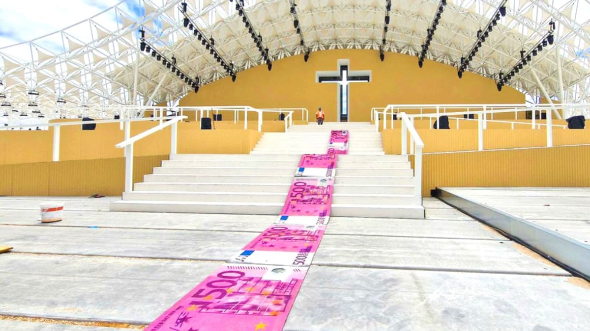 Reciben al Papa Francisco en Portugal con “alfombra de billetes” como protesta