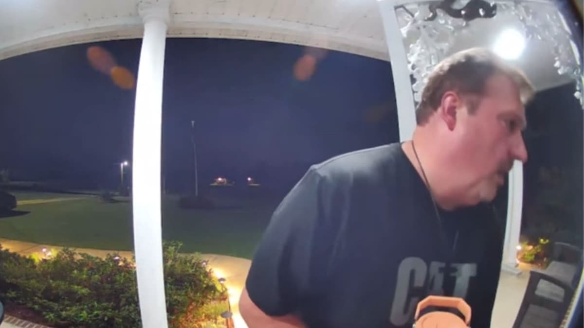 VIDEO: Hombre es atacado por serpiente que lo sorprendió en la puerta de su casa