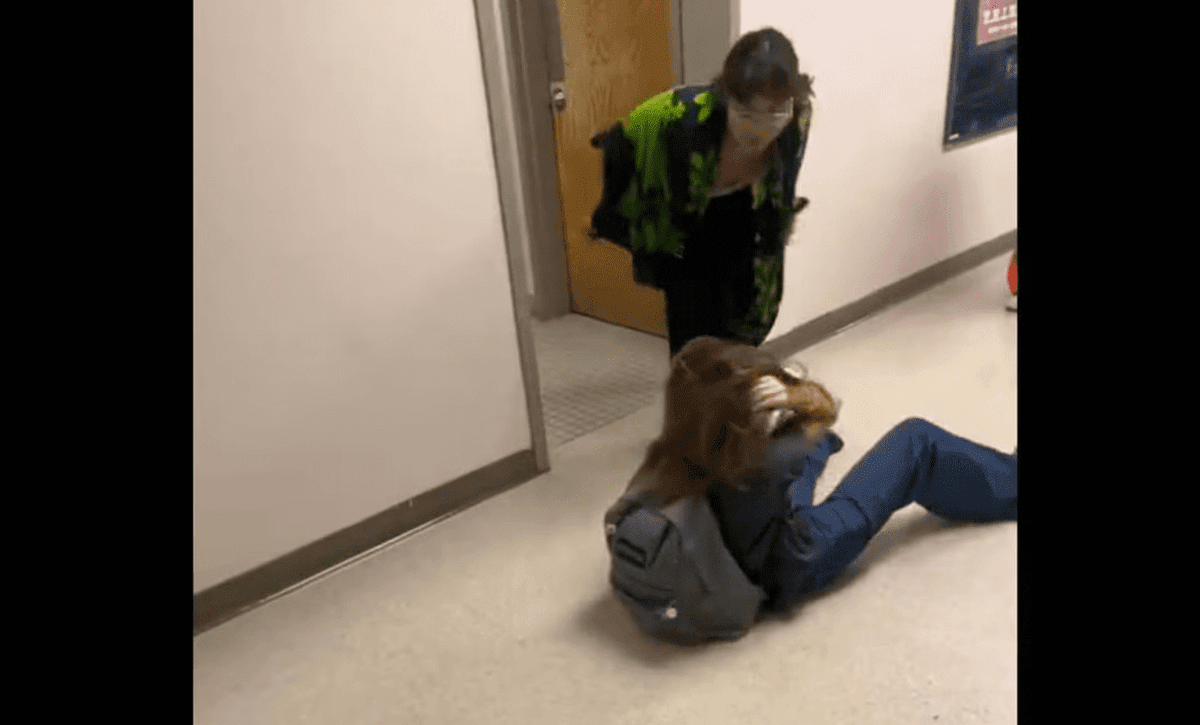 Video: menor trans golpea a niña en escuela de Oregon