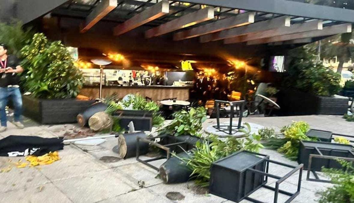 VIDEO: Encapuchados causan daños en restaurante Sonora Grill en CDMX