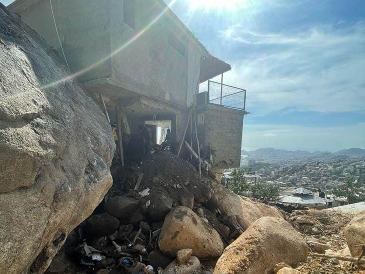 Roca de 50 toneladas aplasta y mata a familia completa en Acapulco tras paso de huracán 'Otis'
