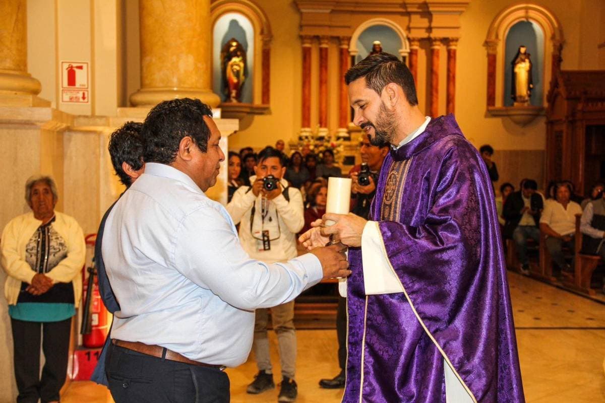 Sacerdote causa furor en TikTok y usuarias reaccionan: "Necesito confesarme"