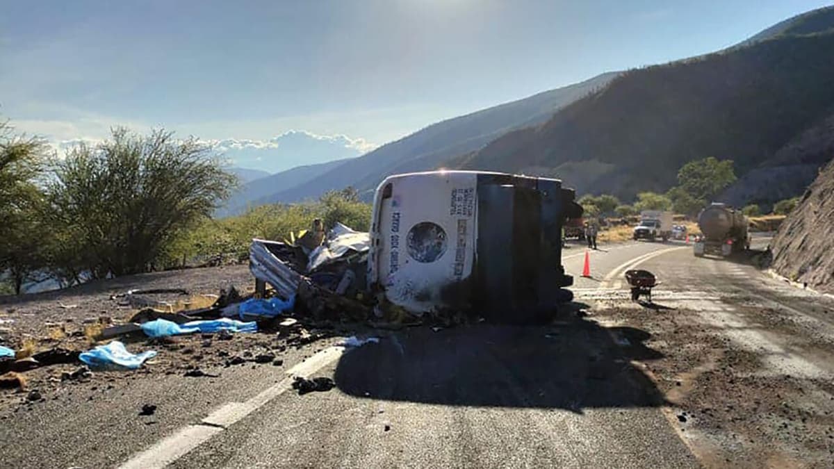 Repatriarán cadáveres de 18 víctimas de accidente en Oaxaca