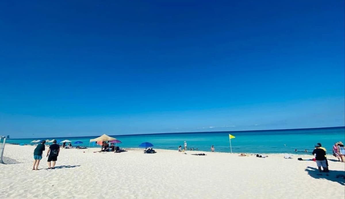 VIDEO: Impresionante tiburón ahuyenta a bañistas de playa Marlín, Cancún