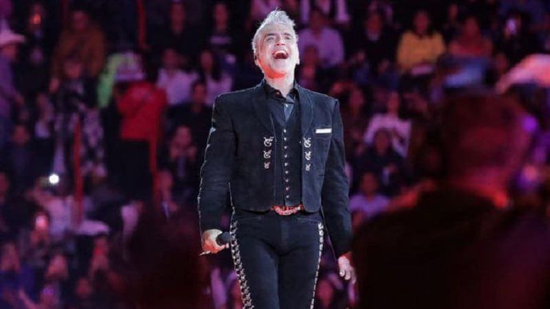 Alejandro Fernández se queda dormido en pleno concierto