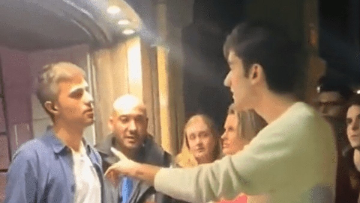 Video: Le niegan la entrada a un "Junior" al antro y amenaza con comprarlo