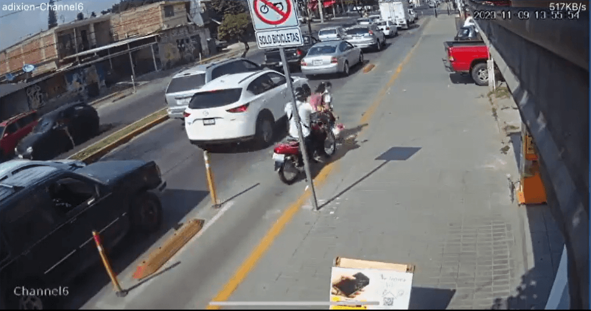 Video: Motociclista atropelló a una niña mientras cruzaba una ciclovía en León, Guanajuato