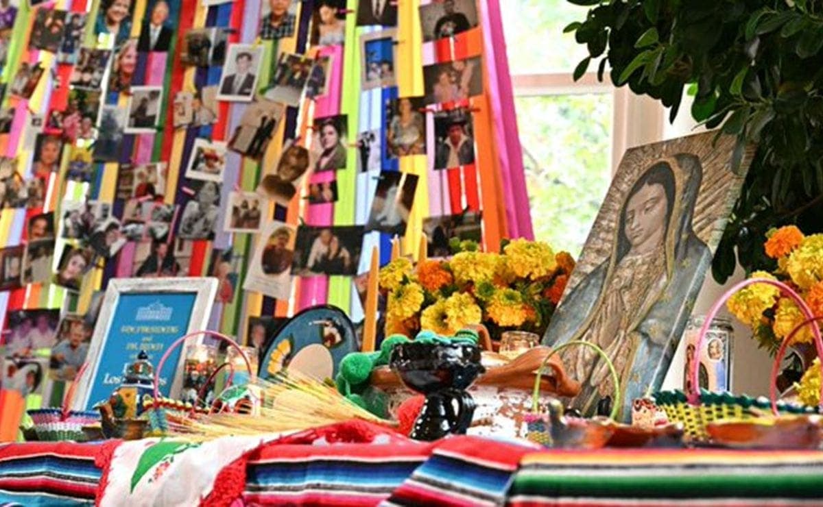 VIDEO: Instalan ofrenda del Día de los Muertos en la Casa Blanca y la abren al público