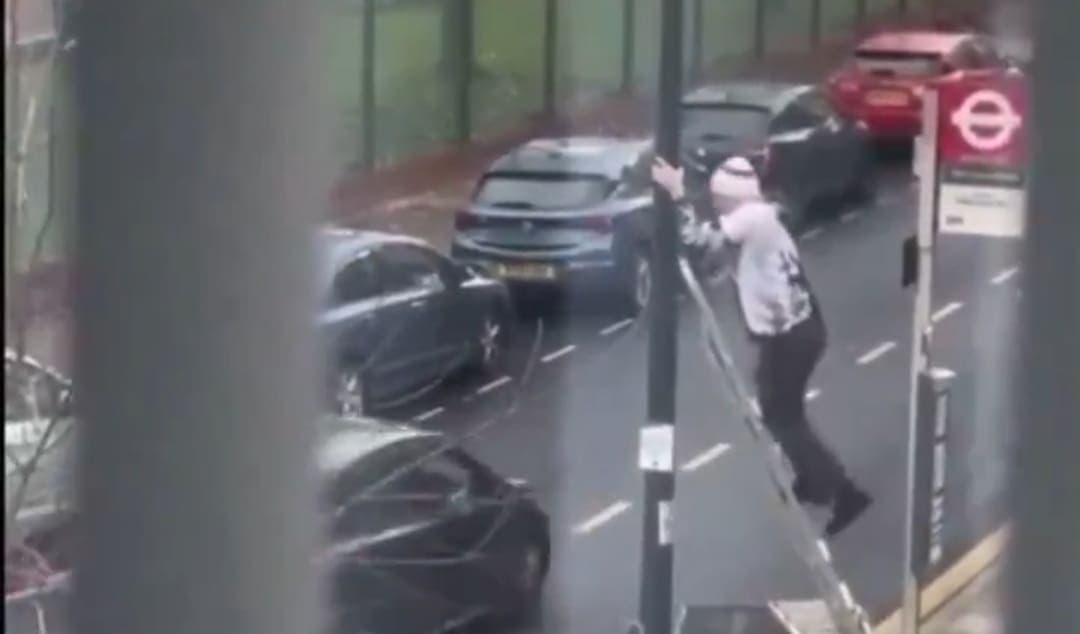 VIDEO: Captan a un hombre quitando la bandera Palestina en Tower Hamlets, Londres