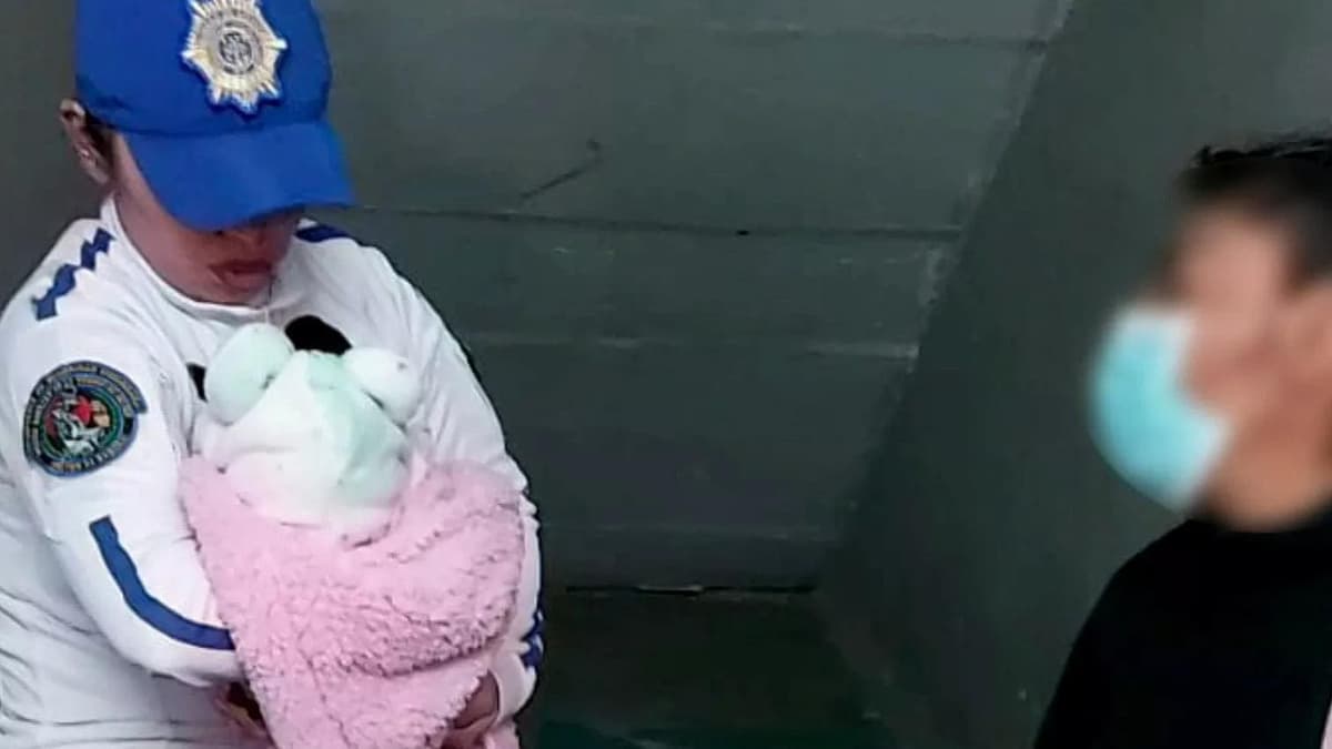 Policía amamanta a bebé de mujer que se desmayó en el Metro de Edomex