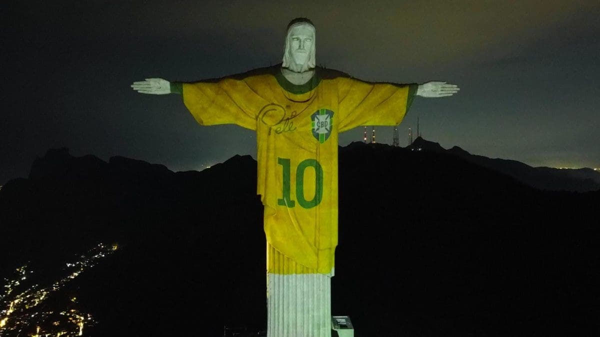 Pelé recibe homenaje en el Cristo Redentor a un año de su muerte
